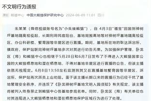 真没哨啊？库里突入禁区被埃克萨姆&加福德包住打手 裁判没表示